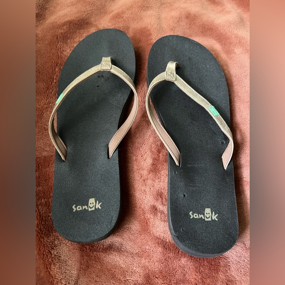 Sanuk Flip flops